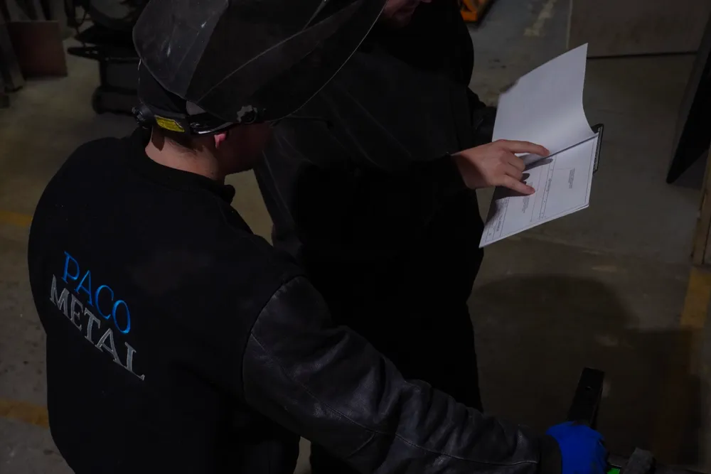 Technicien PacoMetal consultant un dessin de production
