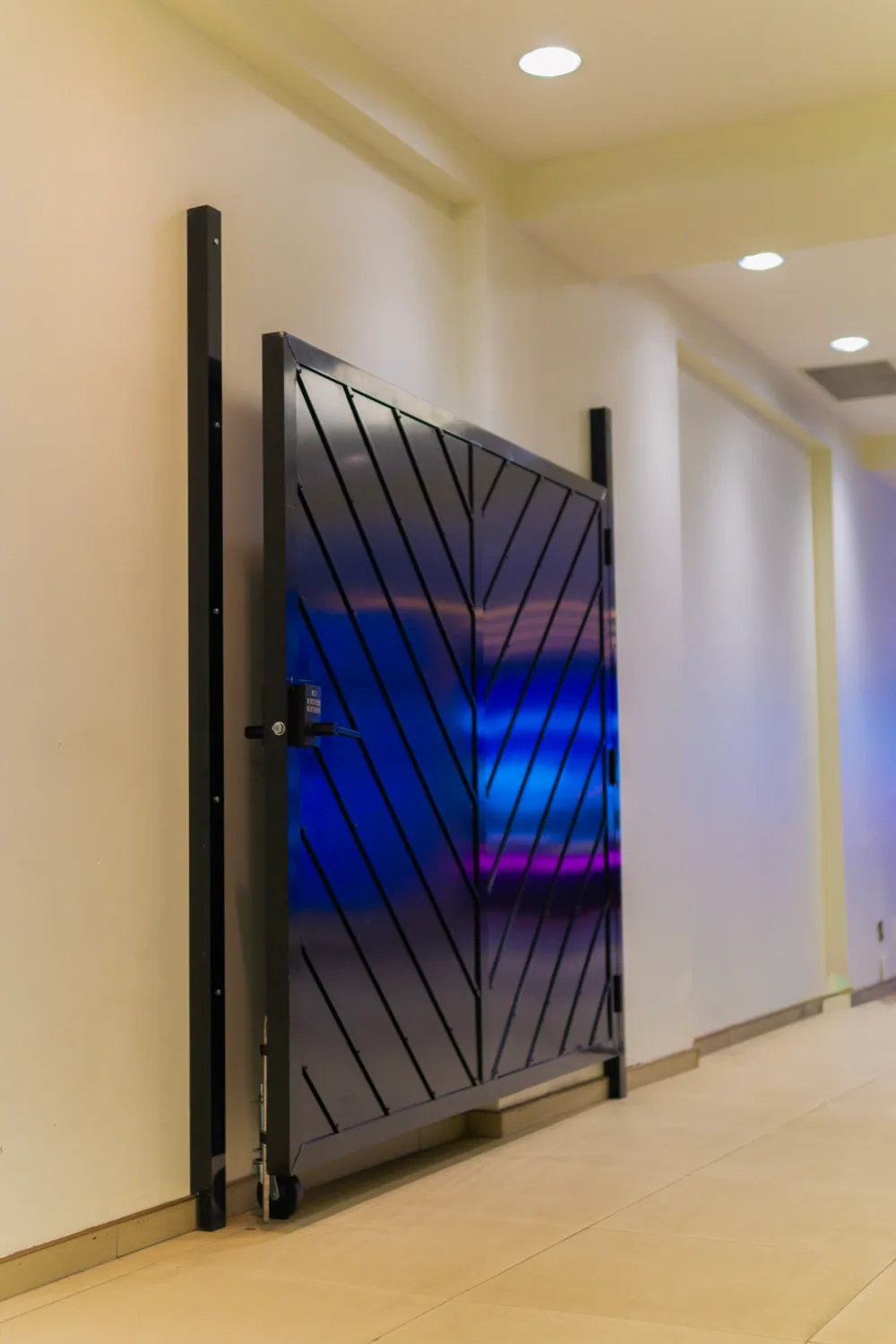 Portail de sécurité en acier, éclairage intérieur
