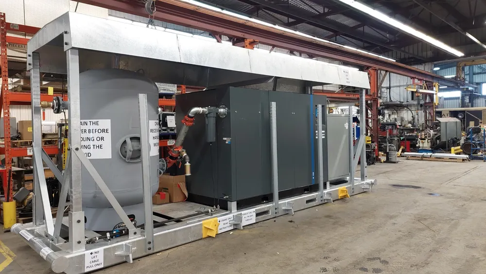 Skid en acier avec compresseur monté, fabriqué en atelier